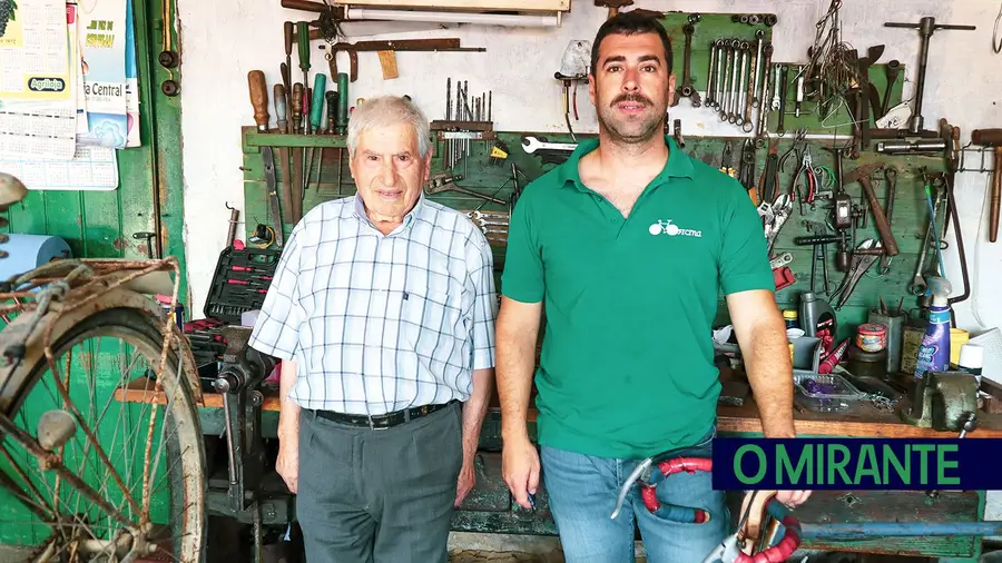 Manuel Bernardes é um dos últimos mecânicos tradicionais do Cartaxo Manuel Bernardes é um dos últimos mecânicos tradicionais do Cartaxo