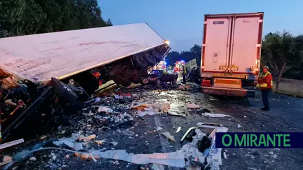 Acidente com três camiões causa dois mortos e três feridos na EN10