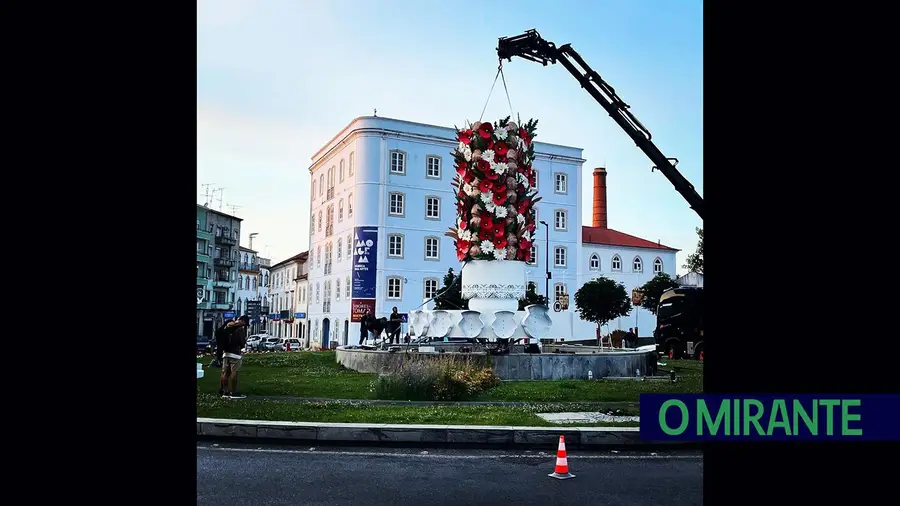 Tabuleiro gigante colocado em rotunda anuncia início da Festa dos Tabuleiros em Tomar