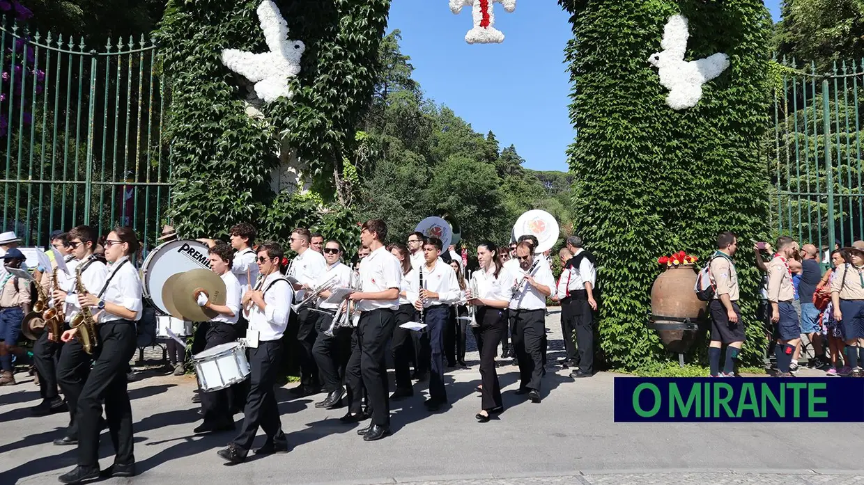 Milhares de crianças participam no Cortejo dos Rapazes da Festa dos Tabuleiros