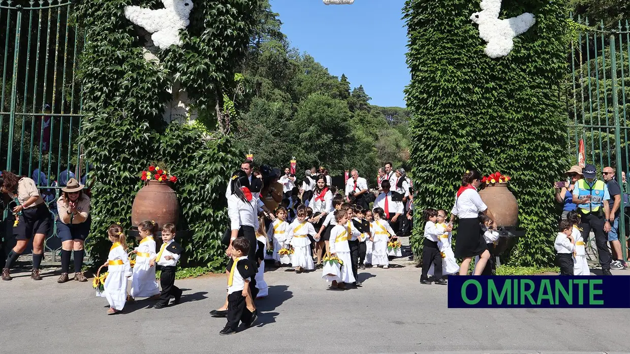 Milhares de crianças participam no Cortejo dos Rapazes da Festa dos Tabuleiros