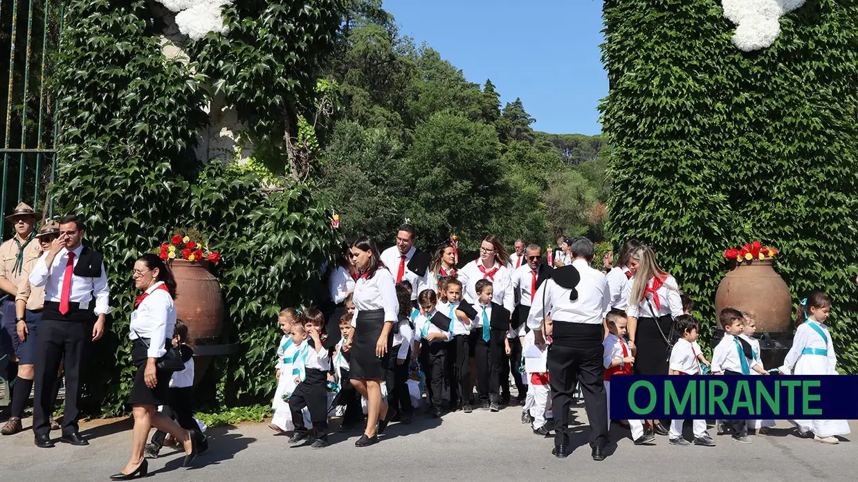 Milhares de crianças participam no Cortejo dos Rapazes da Festa dos Tabuleiros