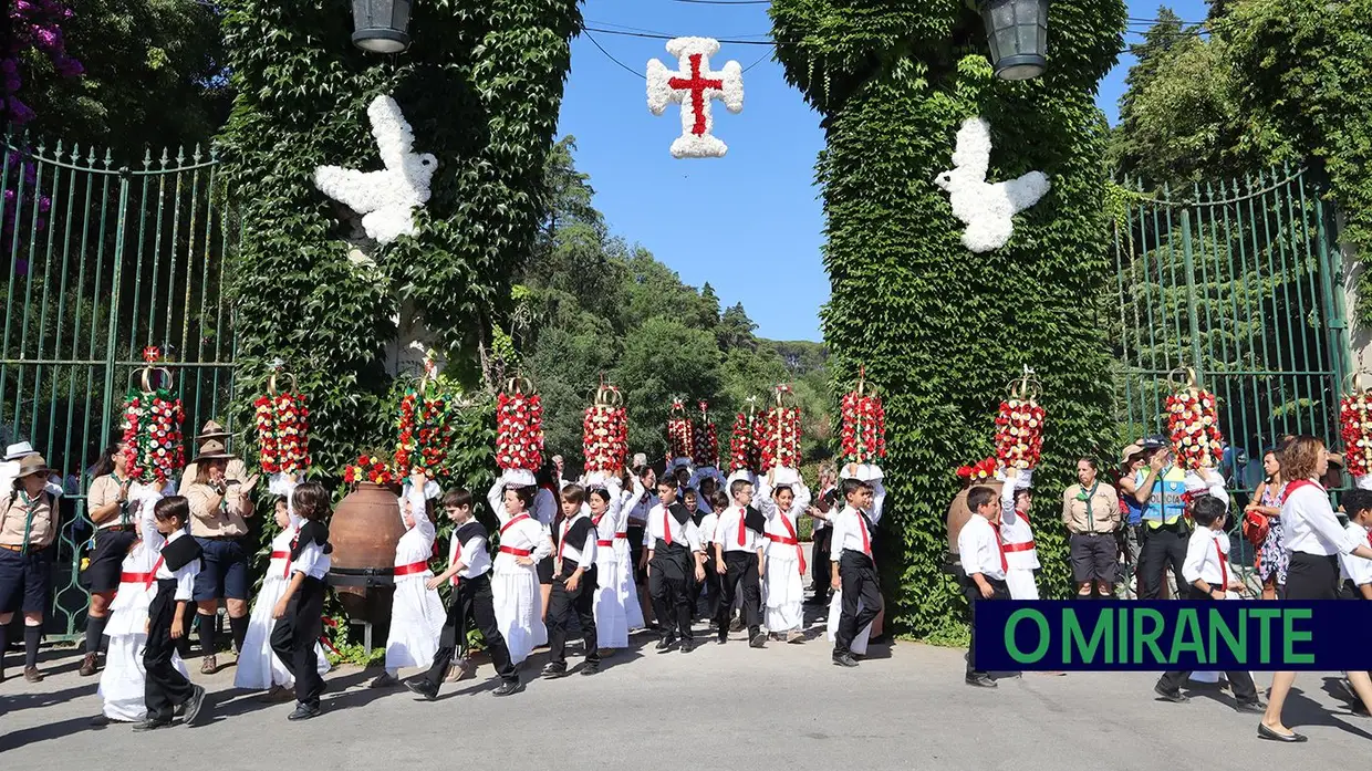 Milhares de crianças participam no Cortejo dos Rapazes da Festa dos Tabuleiros