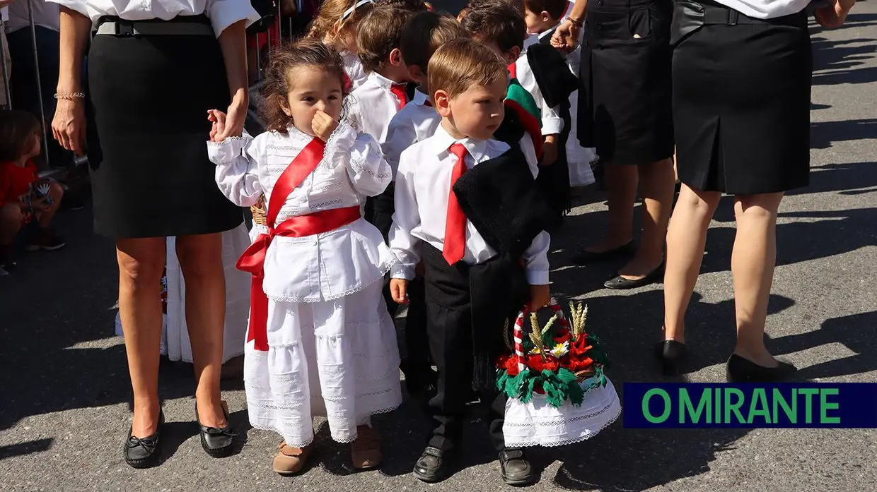 Milhares de crianças participam no Cortejo dos Rapazes da Festa dos Tabuleiros