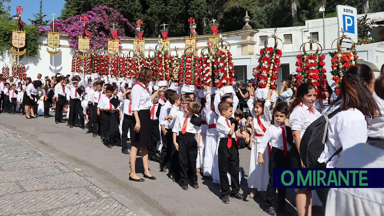 Milhares de crianças participam no Cortejo dos Rapazes da Festa dos Tabuleiros