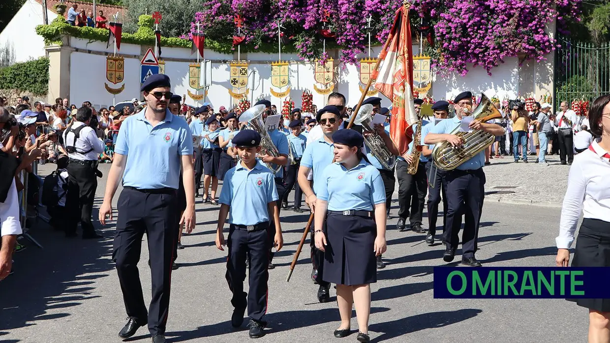 Milhares de crianças participam no Cortejo dos Rapazes da Festa dos Tabuleiros