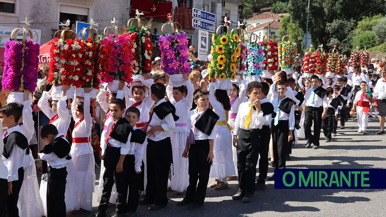 Milhares de crianças participam no Cortejo dos Rapazes da Festa dos Tabuleiros