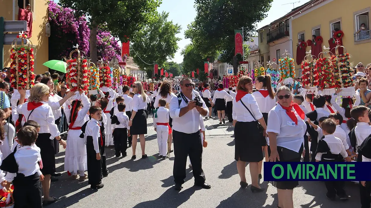 Milhares de crianças participam no Cortejo dos Rapazes da Festa dos Tabuleiros