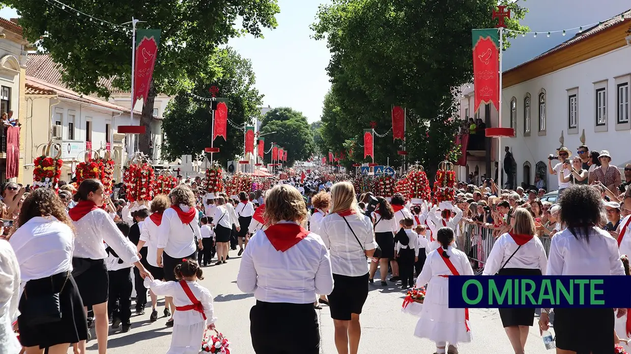 Milhares de crianças participam no Cortejo dos Rapazes da Festa dos Tabuleiros