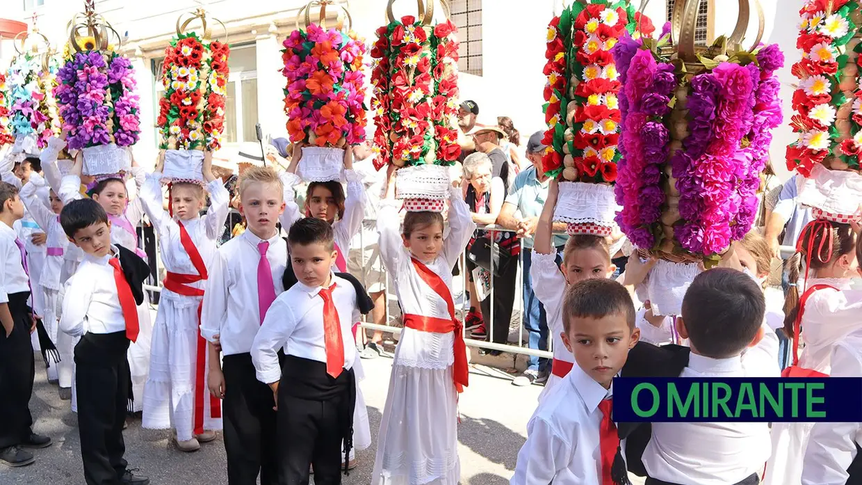 Milhares de crianças participam no Cortejo dos Rapazes da Festa dos Tabuleiros