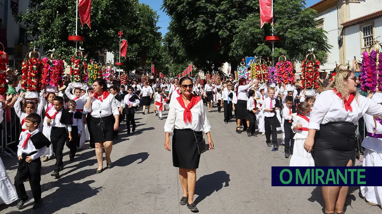 Milhares de crianças participam no Cortejo dos Rapazes da Festa dos Tabuleiros