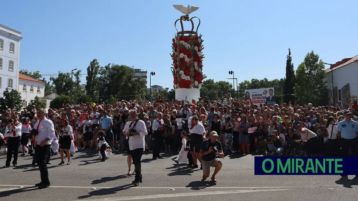 Milhares de crianças participam no Cortejo dos Rapazes da Festa dos Tabuleiros