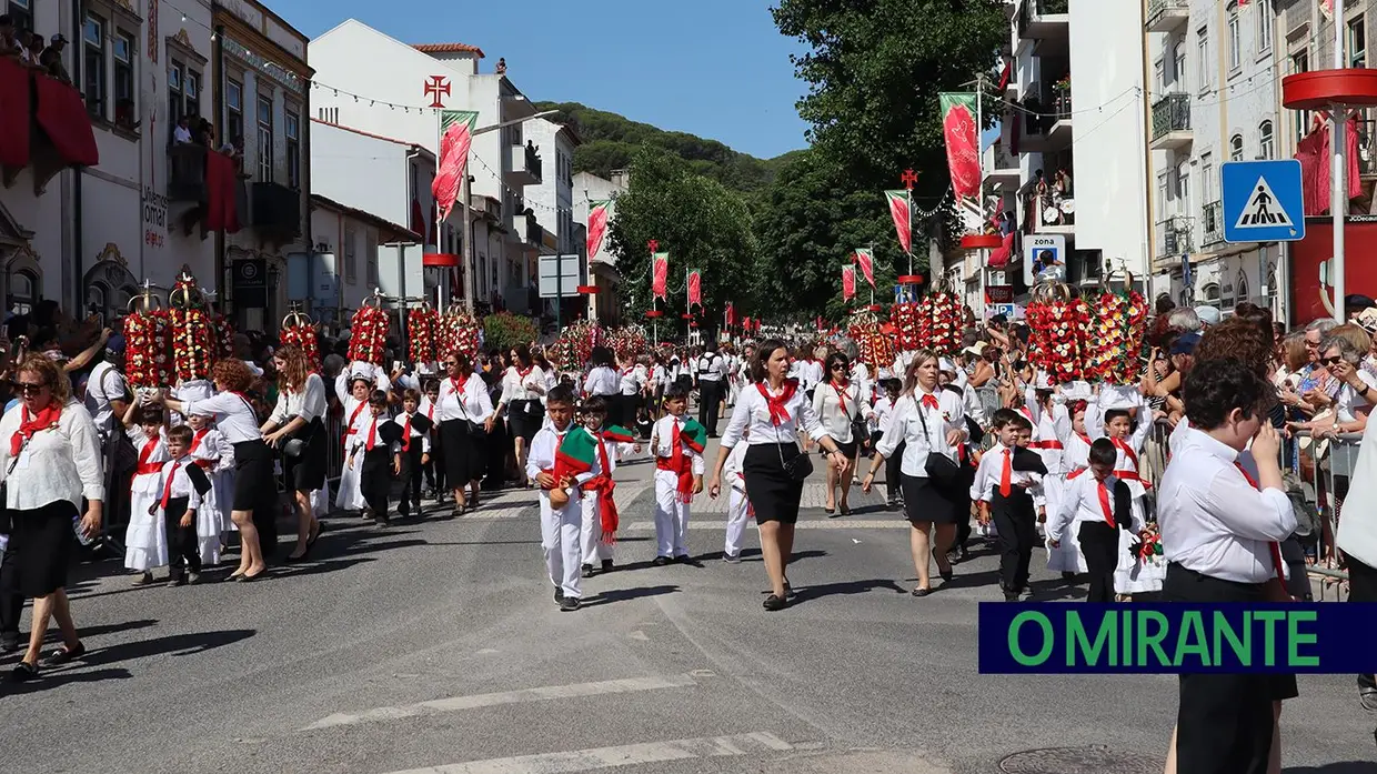 Milhares de crianças participam no Cortejo dos Rapazes da Festa dos Tabuleiros