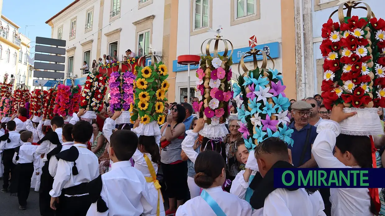 Milhares de crianças participam no Cortejo dos Rapazes da Festa dos Tabuleiros