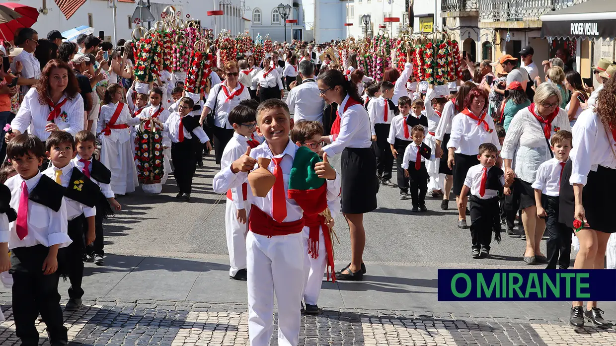 Milhares de crianças participam no Cortejo dos Rapazes da Festa dos Tabuleiros