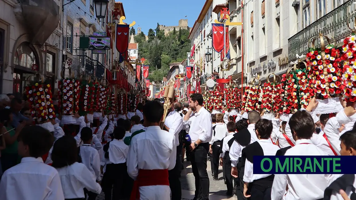 Milhares de crianças participam no Cortejo dos Rapazes da Festa dos Tabuleiros