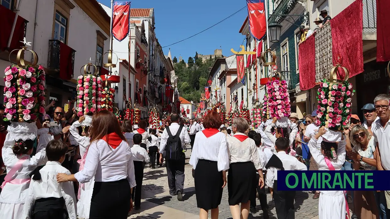 Milhares de crianças participam no Cortejo dos Rapazes da Festa dos Tabuleiros