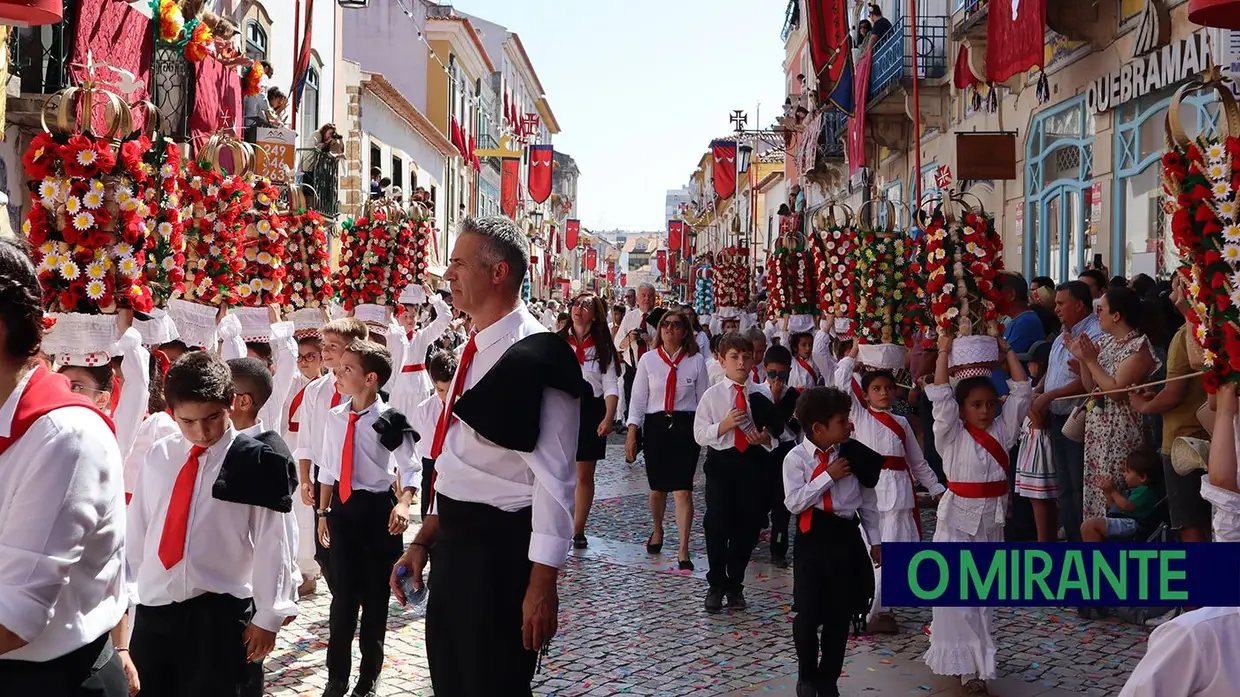 Milhares de crianças participam no Cortejo dos Rapazes da Festa dos Tabuleiros