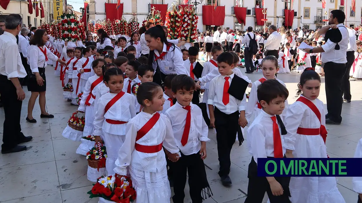 Milhares de crianças participam no Cortejo dos Rapazes da Festa dos Tabuleiros