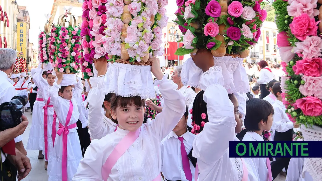 Milhares de crianças participam no Cortejo dos Rapazes da Festa dos Tabuleiros