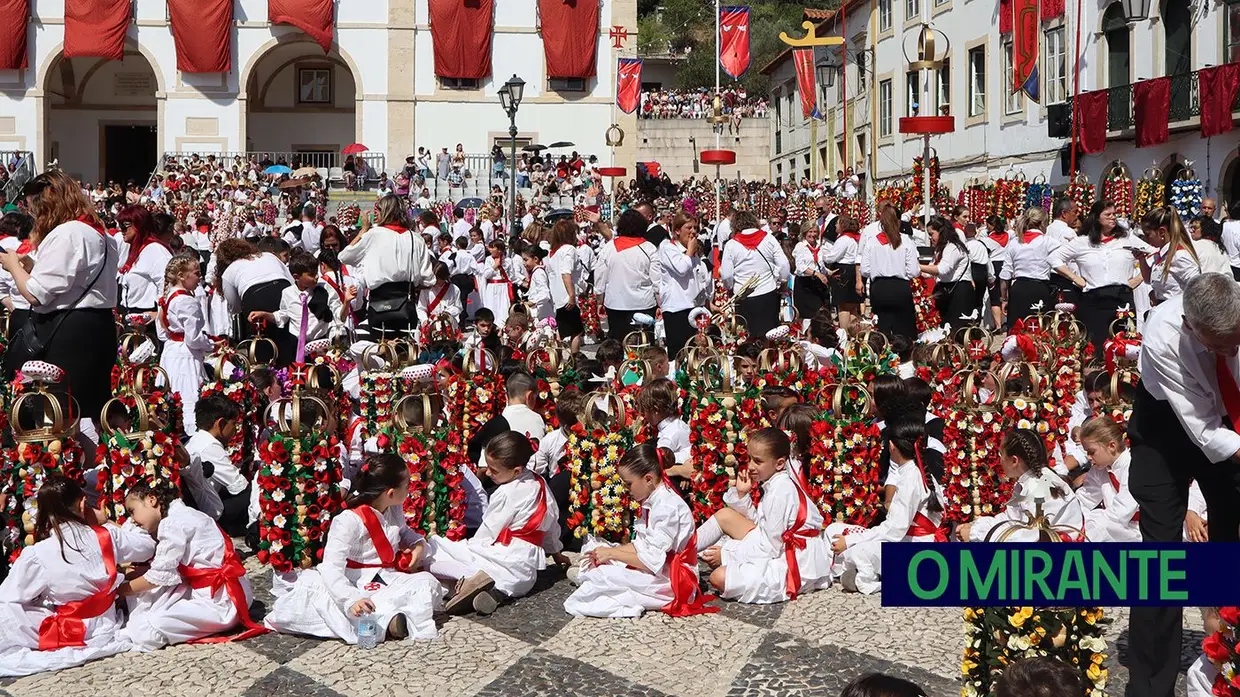 Milhares de crianças participam no Cortejo dos Rapazes da Festa dos Tabuleiros