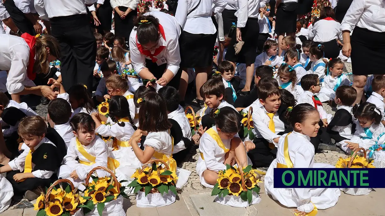 Milhares de crianças participam no Cortejo dos Rapazes da Festa dos Tabuleiros