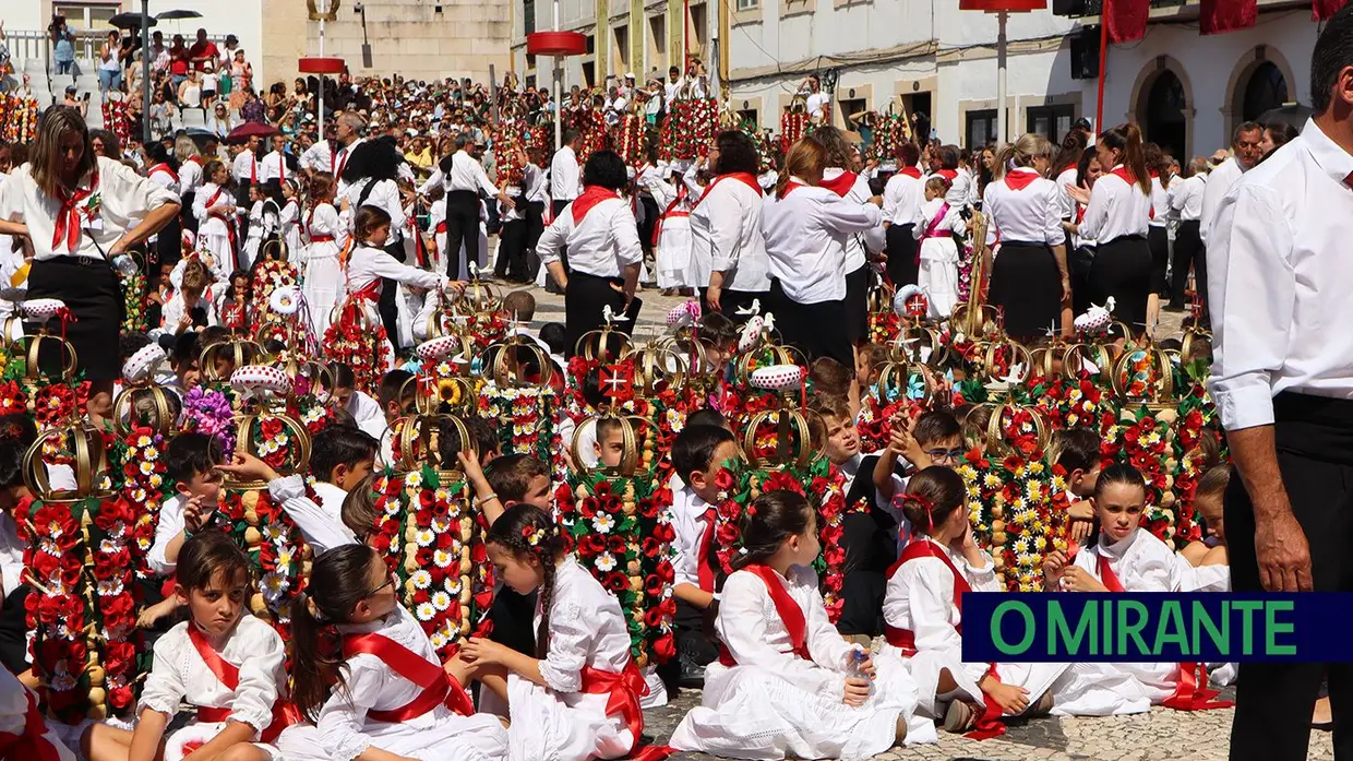 Milhares de crianças participam no Cortejo dos Rapazes da Festa dos Tabuleiros