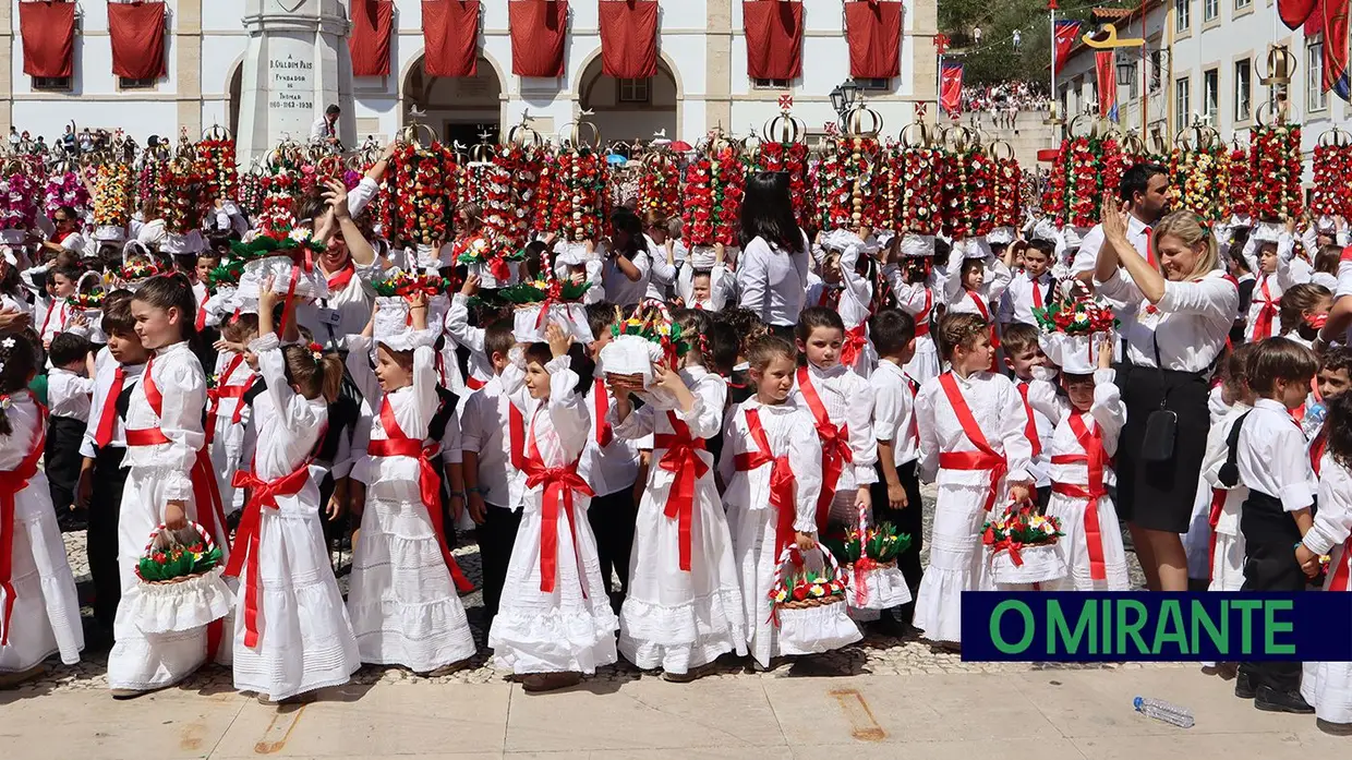 Milhares de crianças participam no Cortejo dos Rapazes da Festa dos Tabuleiros