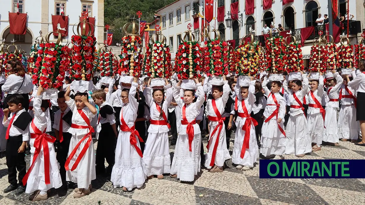 Milhares de crianças participam no Cortejo dos Rapazes da Festa dos Tabuleiros