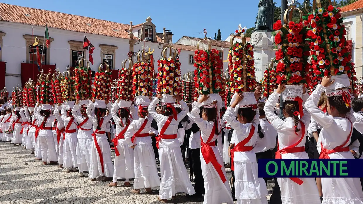 Milhares de crianças participam no Cortejo dos Rapazes da Festa dos Tabuleiros