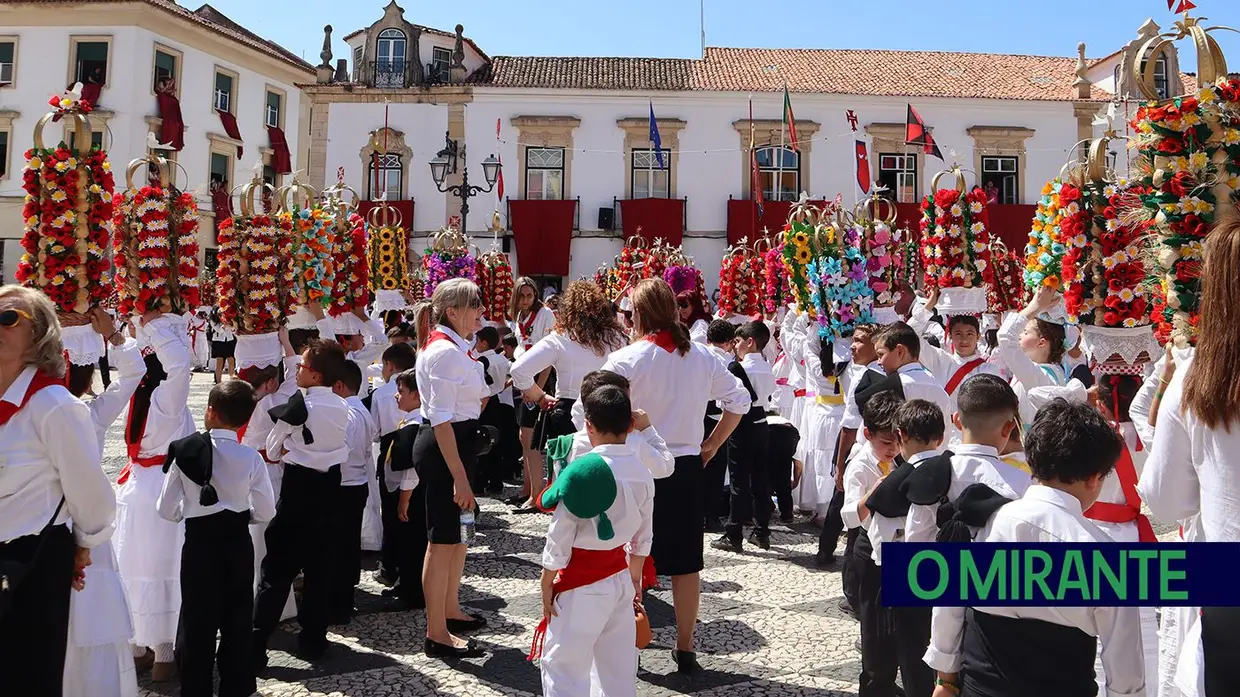 Milhares de crianças participam no Cortejo dos Rapazes da Festa dos Tabuleiros