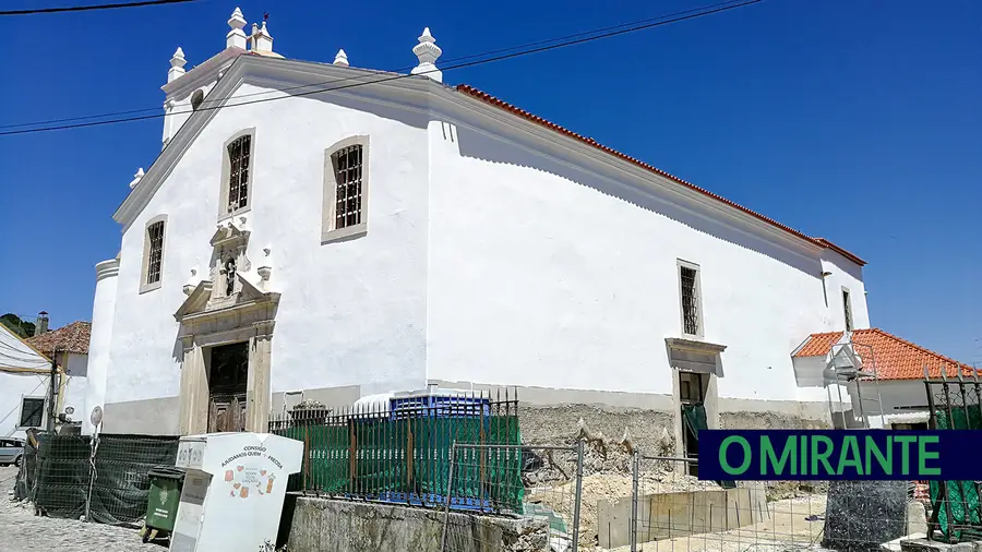 Obras na Igreja de Santa Iria da Ribeira paradas há um ano