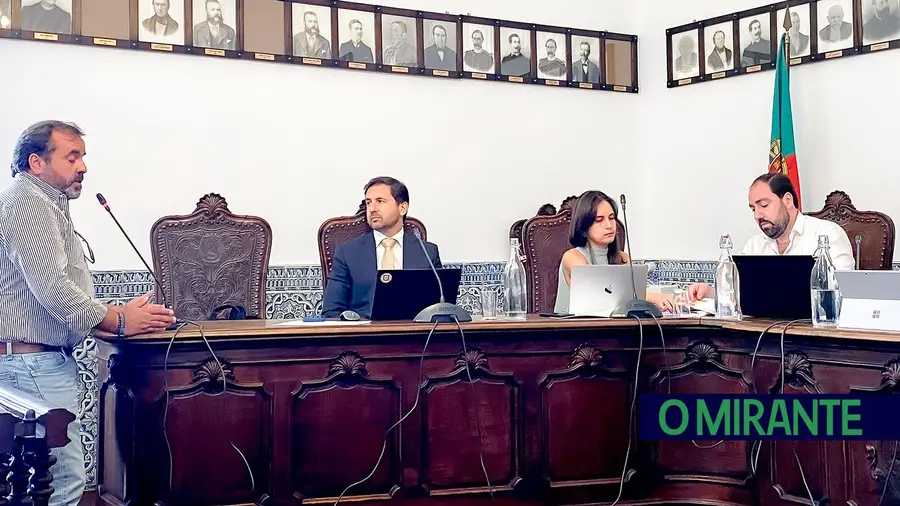 Políticos contrariam técnicos e aprovam lombas em localidades do concelho de Santarém Políticos contrariam técnicos e aprovam lombas em localidades do concelho de Santarém