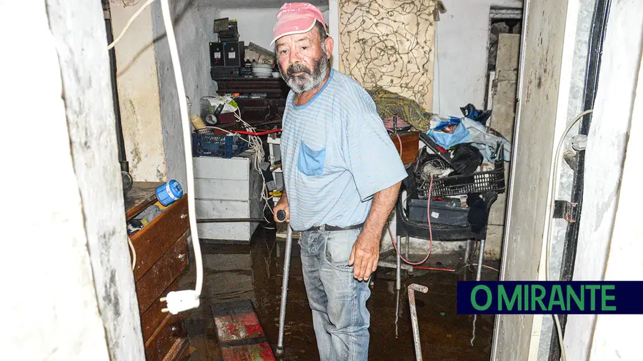 Isidro Godinho vive numa barraca imunda na Castanheira do Ribatejo