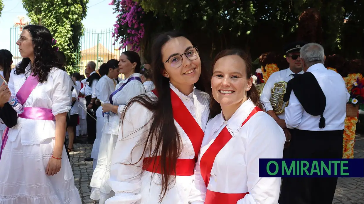 Milhares visitam Tomar para assistir ao cortejo principal da Festa dos Tabuleiros