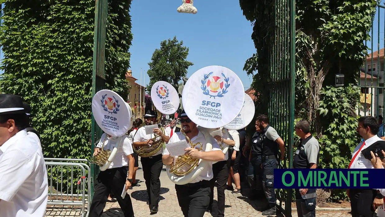 Milhares visitam Tomar para assistir ao cortejo principal da Festa dos Tabuleiros