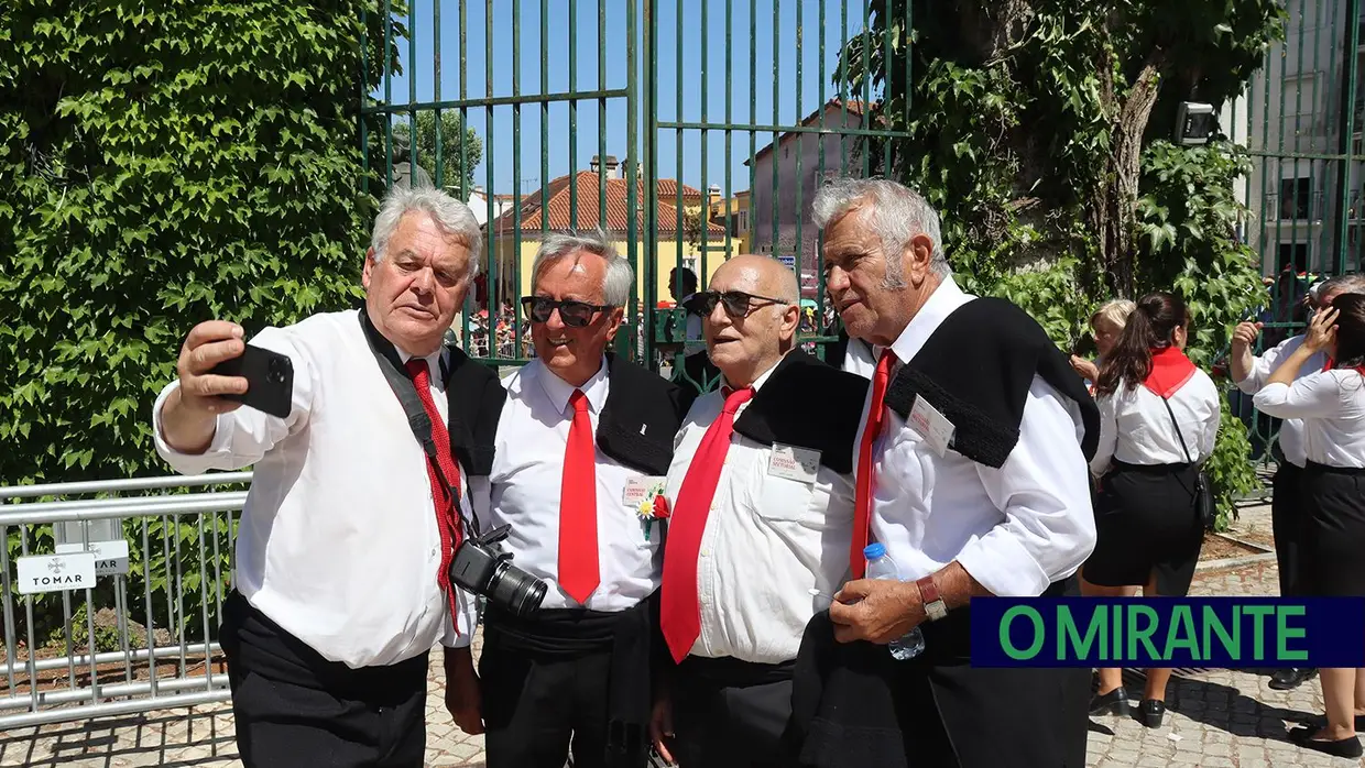 Milhares visitam Tomar para assistir ao cortejo principal da Festa dos Tabuleiros