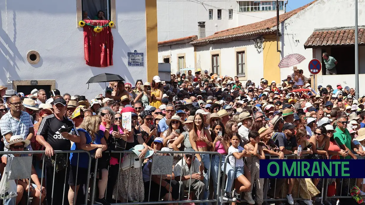 Milhares visitam Tomar para assistir ao cortejo principal da Festa dos Tabuleiros