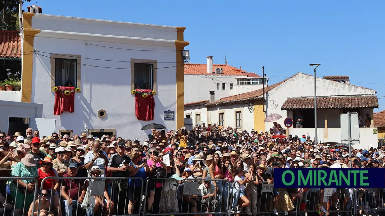Milhares visitam Tomar para assistir ao cortejo principal da Festa dos Tabuleiros