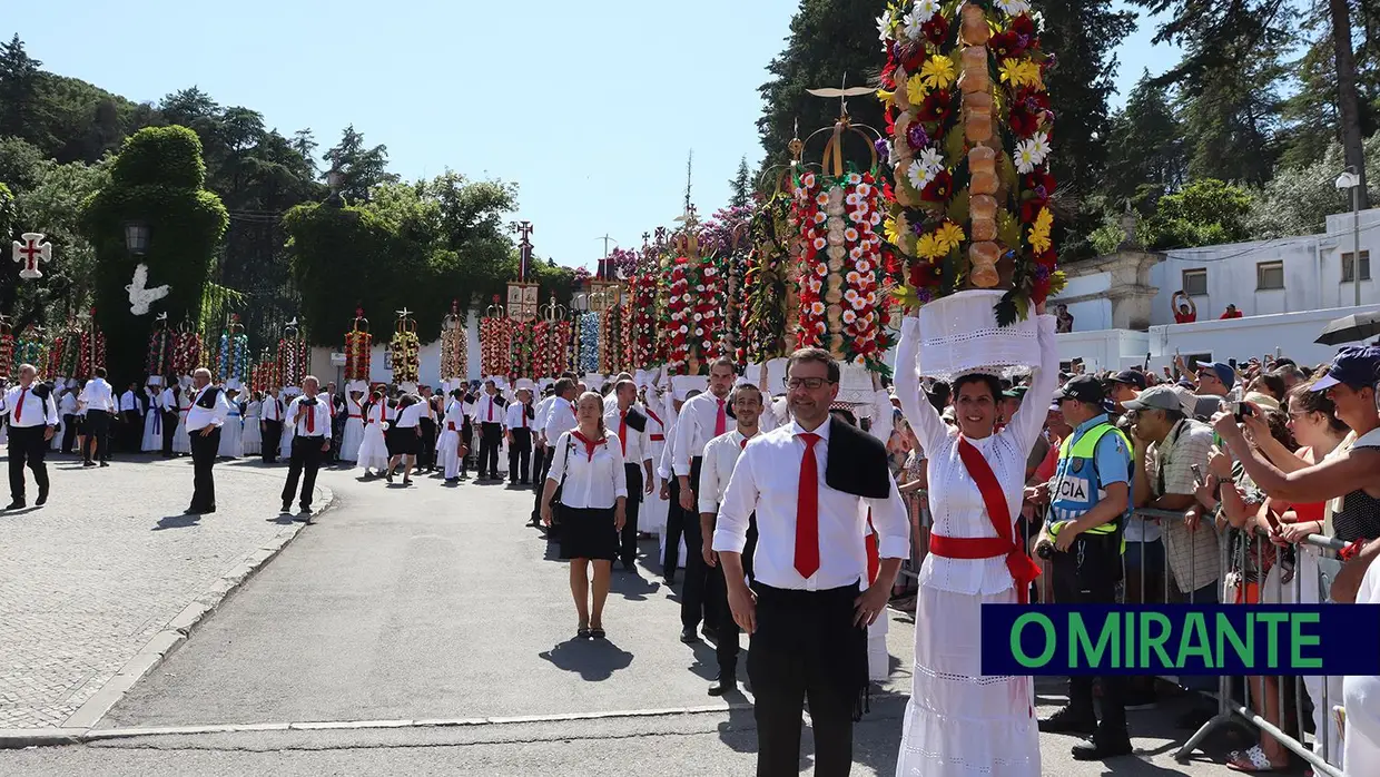 Milhares visitam Tomar para assistir ao cortejo principal da Festa dos Tabuleiros