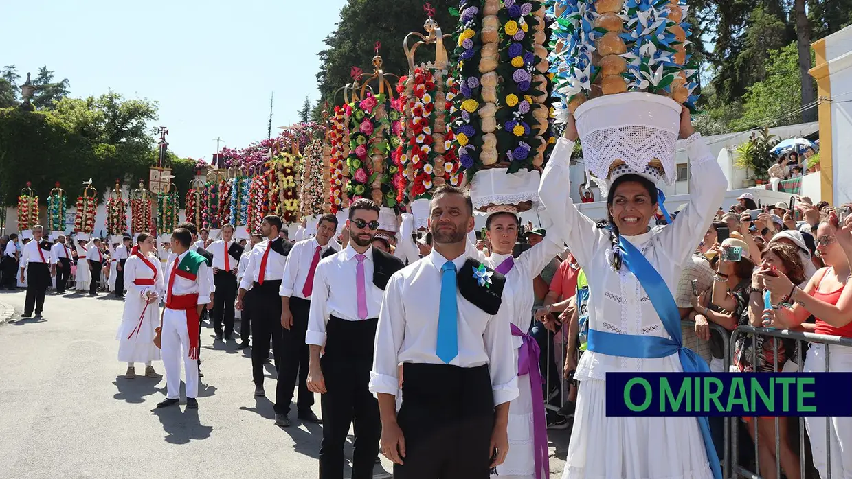 Milhares visitam Tomar para assistir ao cortejo principal da Festa dos Tabuleiros