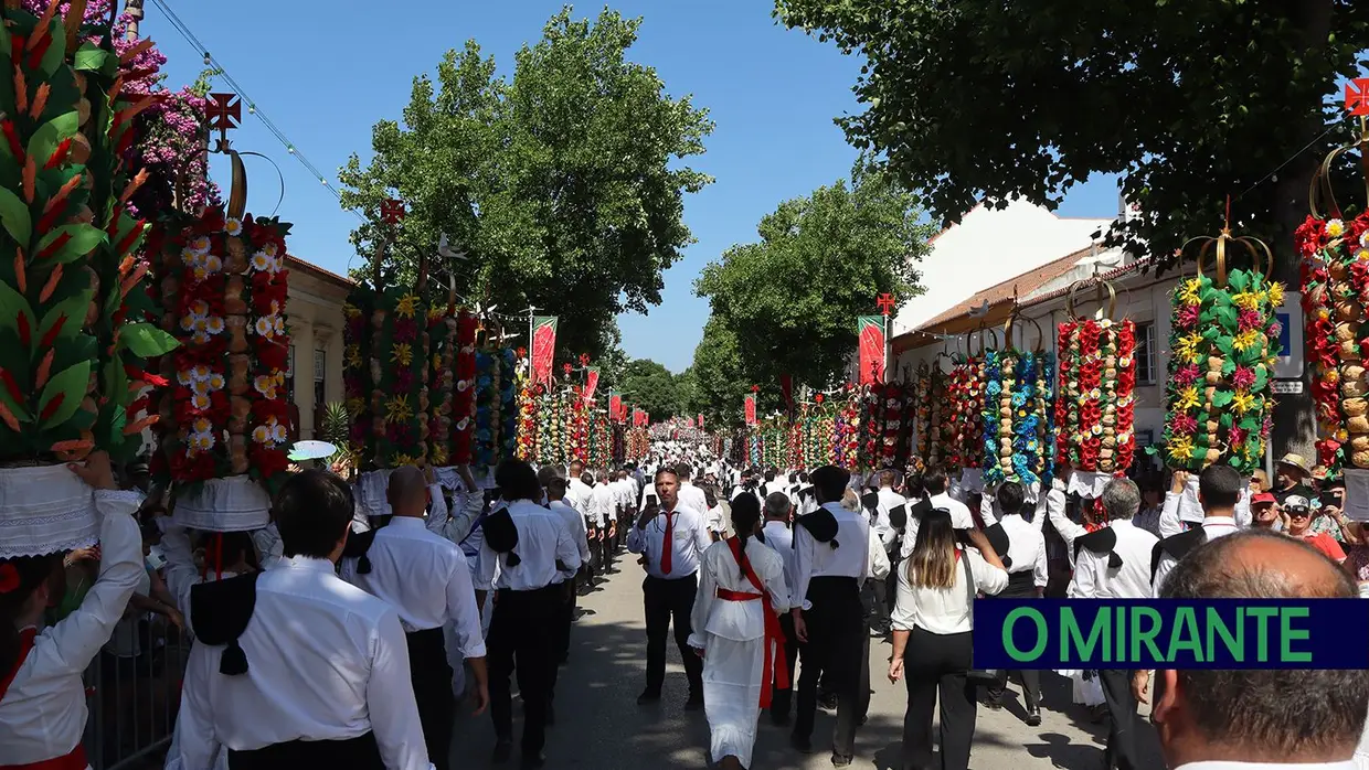 Milhares visitam Tomar para assistir ao cortejo principal da Festa dos Tabuleiros