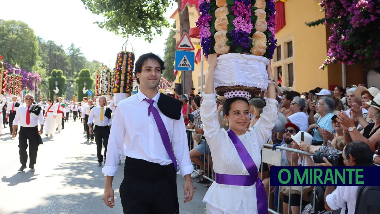 Milhares visitam Tomar para assistir ao cortejo principal da Festa dos Tabuleiros