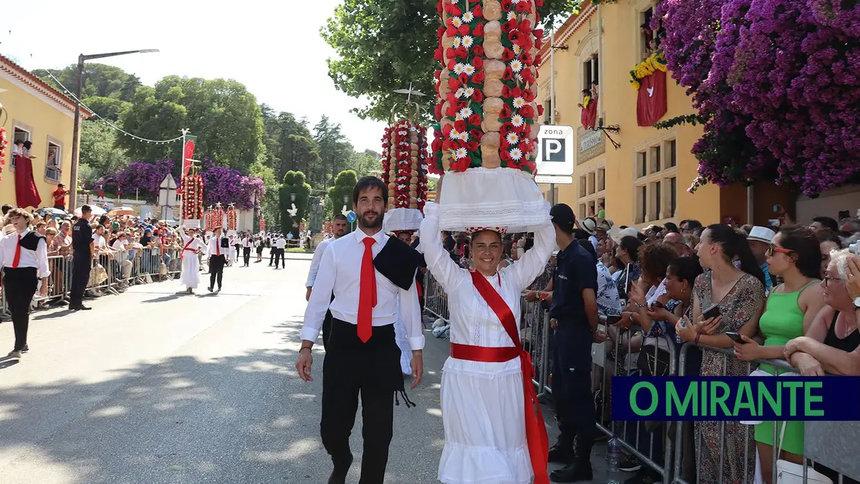 Milhares visitam Tomar para assistir ao cortejo principal da Festa dos Tabuleiros