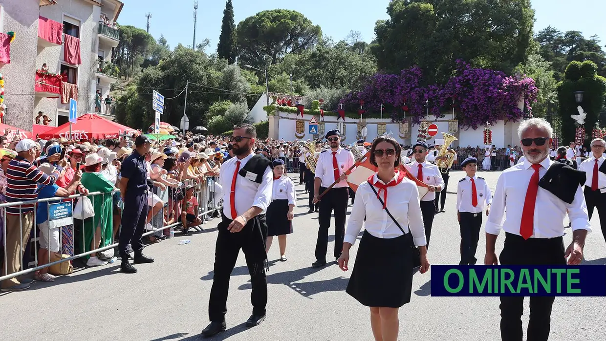 Milhares visitam Tomar para assistir ao cortejo principal da Festa dos Tabuleiros