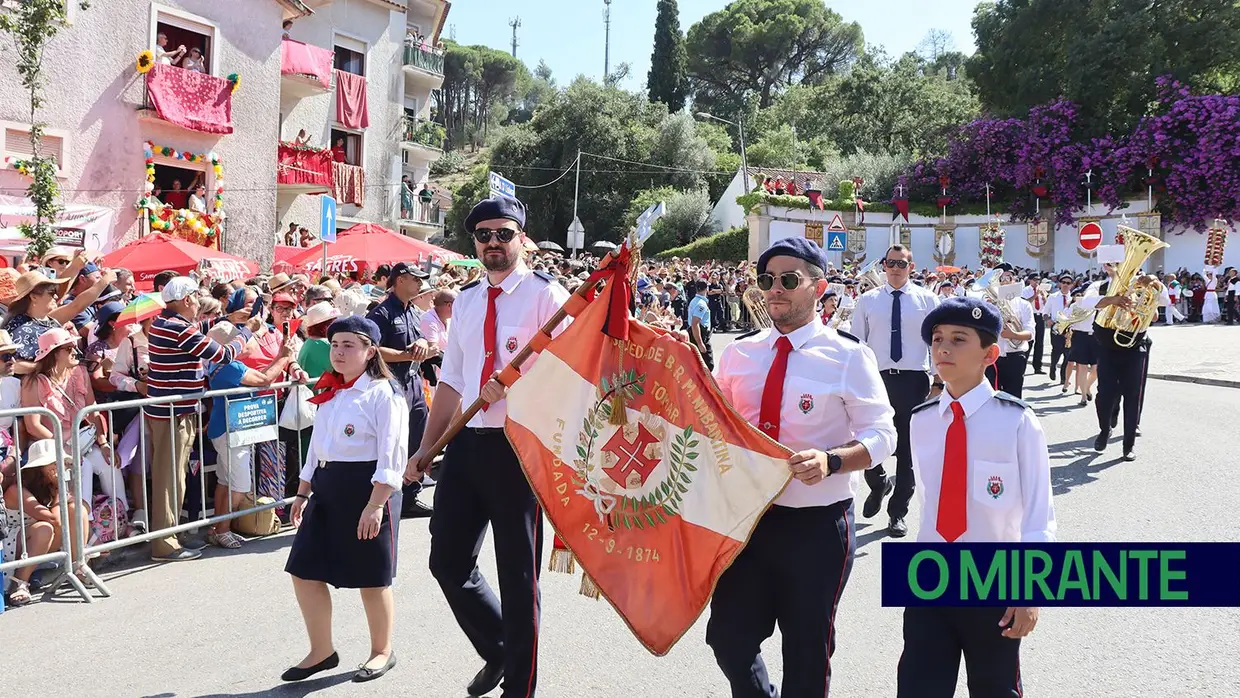 Milhares visitam Tomar para assistir ao cortejo principal da Festa dos Tabuleiros