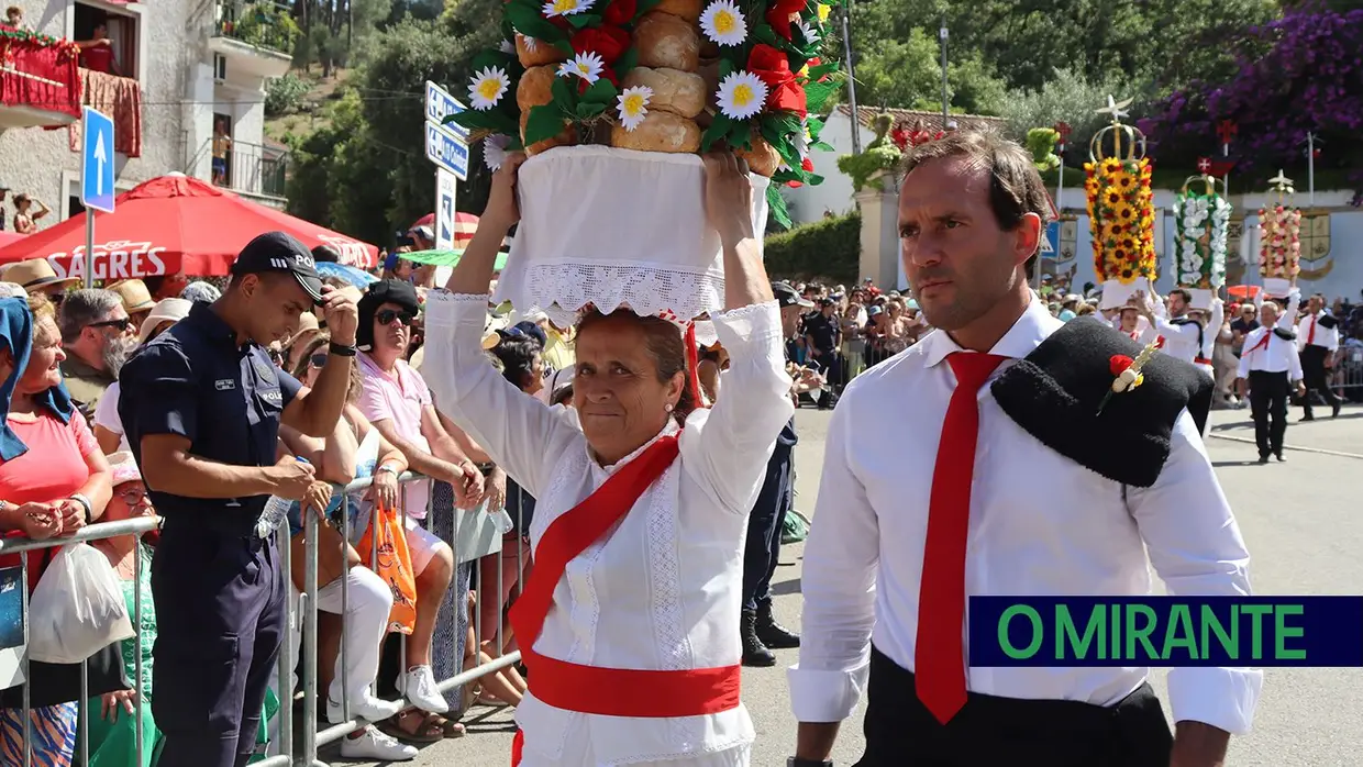 Milhares visitam Tomar para assistir ao cortejo principal da Festa dos Tabuleiros