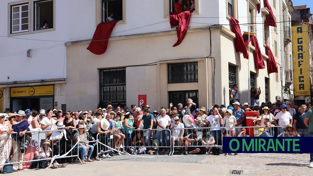 Milhares visitam Tomar para assistir ao cortejo principal da Festa dos Tabuleiros