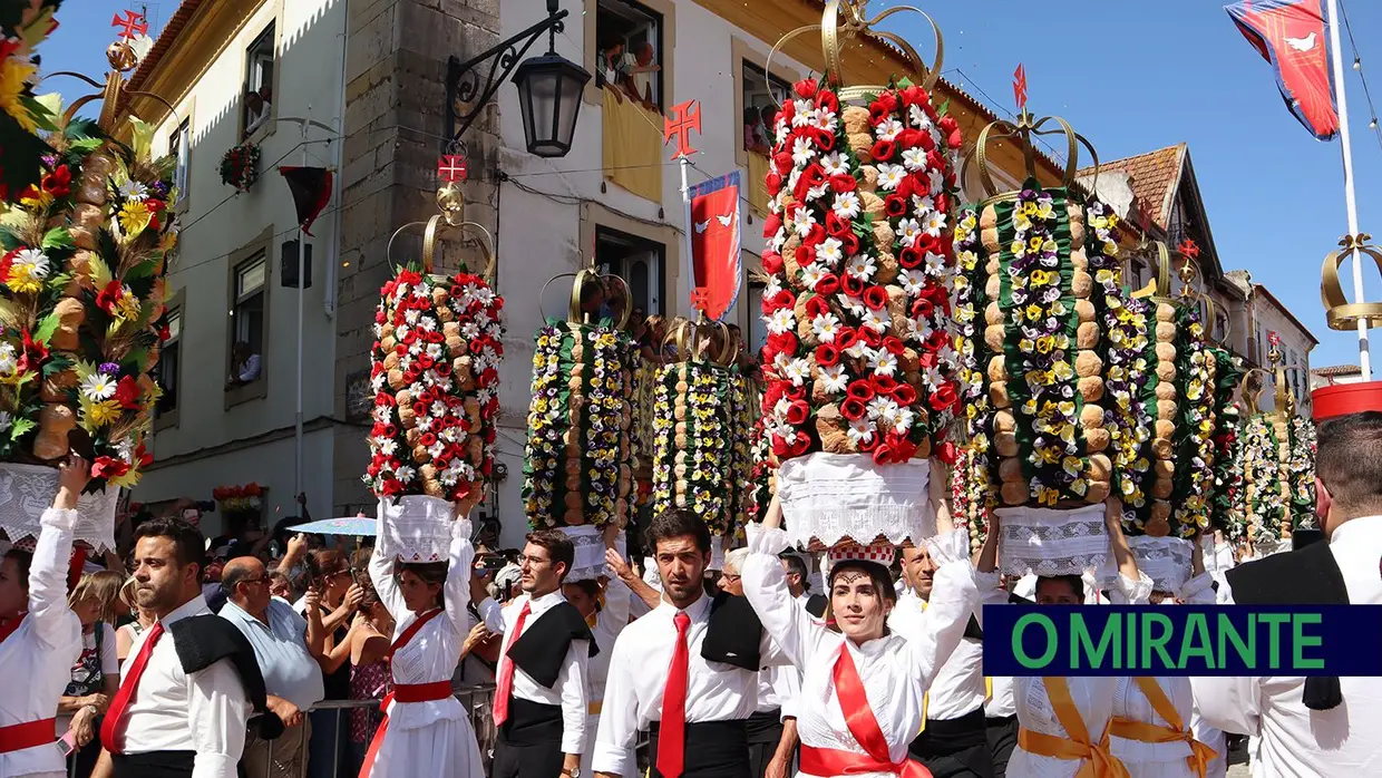 Milhares visitam Tomar para assistir ao cortejo principal da Festa dos Tabuleiros