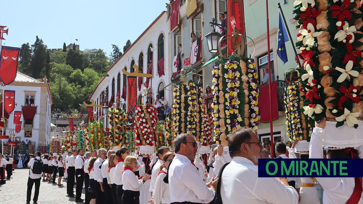 Milhares visitam Tomar para assistir ao cortejo principal da Festa dos Tabuleiros
